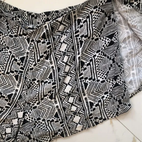 BAND OF GYPSIES Aztec Black And White Print Shorts Size XS