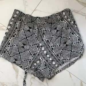 BAND OF GYPSIES Aztec Black And White Print Shorts Size XS