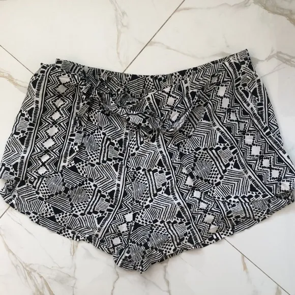 BAND OF GYPSIES Aztec Black And White Print Shorts Size XS