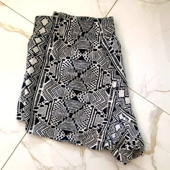 BAND OF GYPSIES Aztec Black And White Print Shorts Size XS