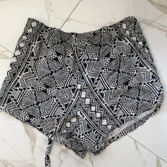 BAND OF GYPSIES Aztec Black And White Print Shorts Size XS