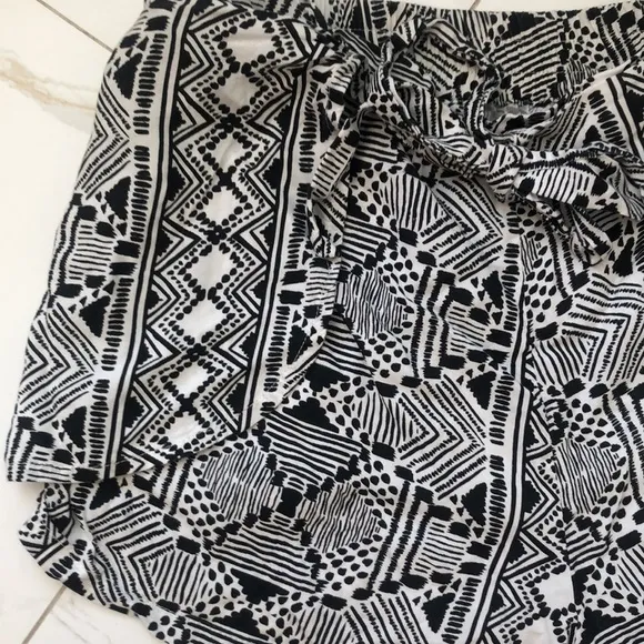 BAND OF GYPSIES Aztec Black And White Print Shorts Size XS