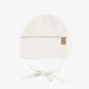 Chapeau crème d’extérieur avec cordons en tricot côtelé, bébé || Cream outdoor hat with cords in ribbed knit, baby