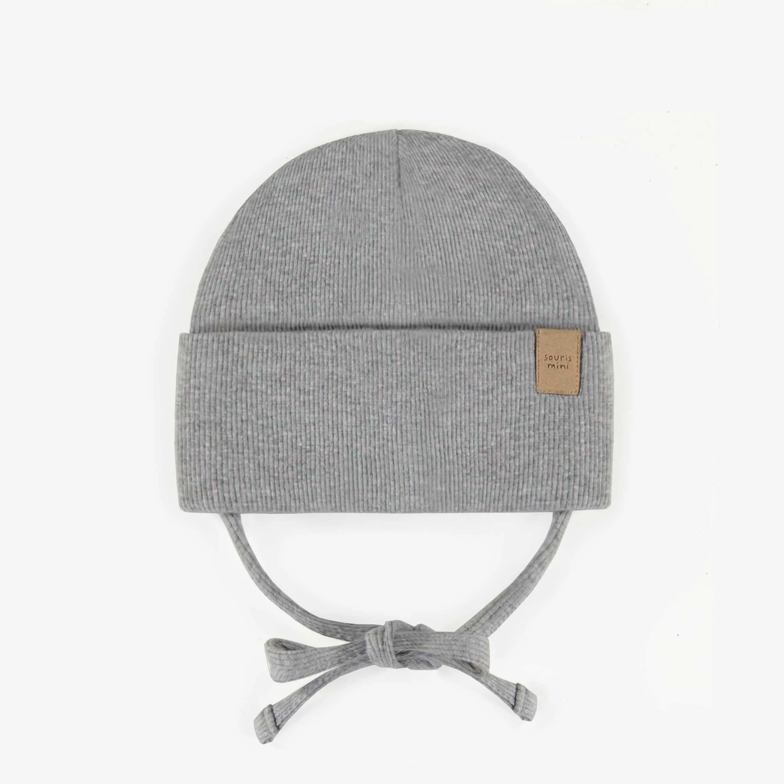 Chapeau gris d’extérieur avec cordons en tricot côtelé, bébé || Gray outdoor hat with cords in ribbed knit, baby