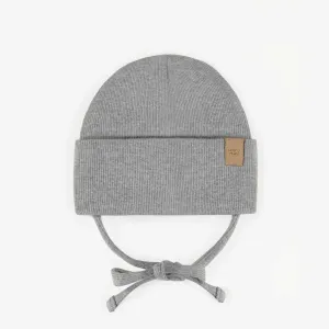 Chapeau gris d’extérieur avec cordons en tricot côtelé, bébé || Gray outdoor hat with cords in ribbed knit, baby