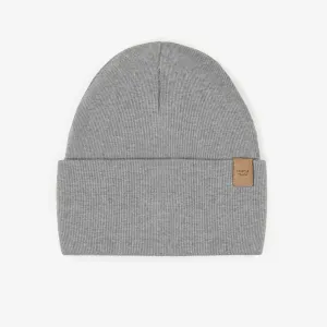 Chapeau gris d’extérieur en tricot côtelé, enfant || Gray outdoor hat in ribbed knit, child