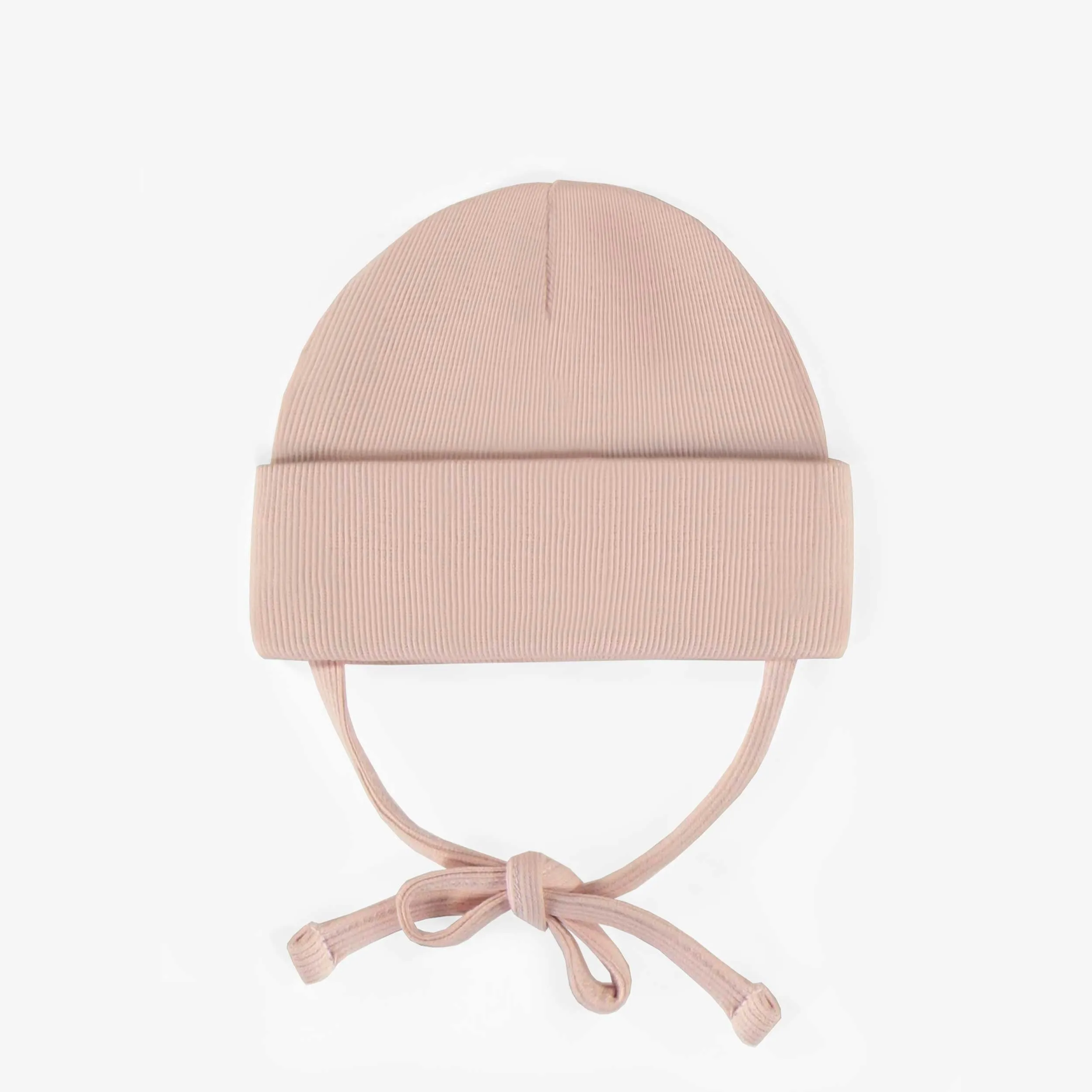 Chapeau rose d’extérieur avec cordons en tricot côtelé, bébé || Pink outdoor hat with cords in ribbed knit, baby