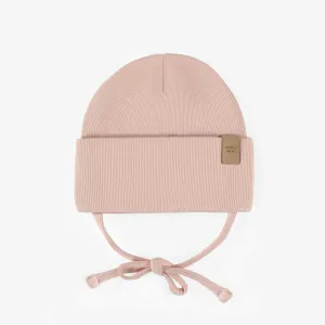 Chapeau rose d’extérieur avec cordons en tricot côtelé, bébé || Pink outdoor hat with cords in ribbed knit, baby