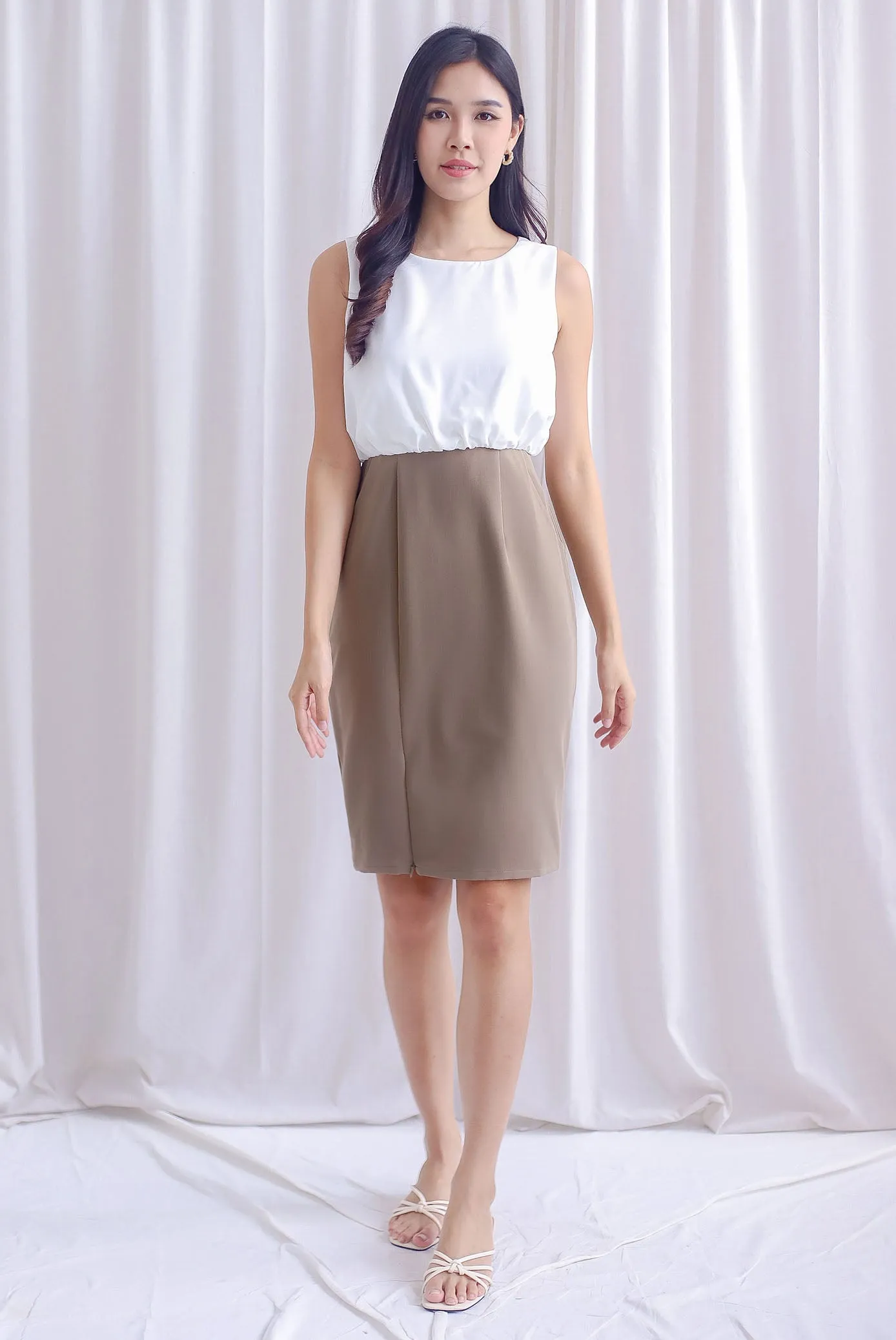 Dolores Ruched Colourblock Zip Slit Dress In White/Sand