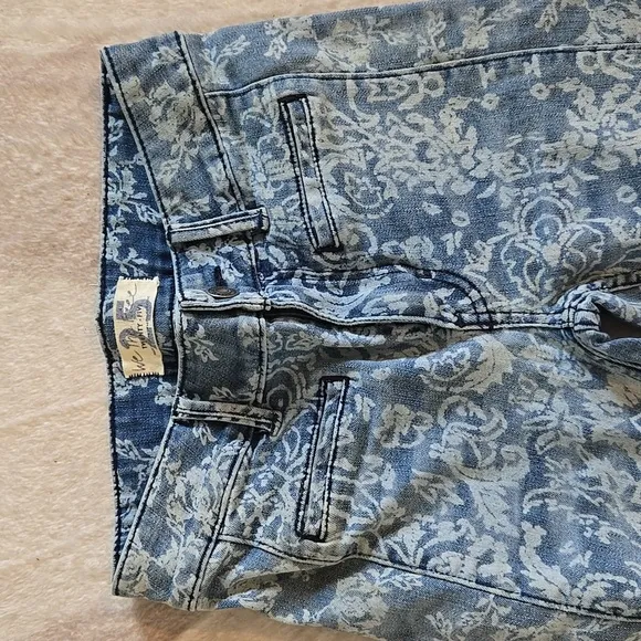 Free People We The Free Dream Lover Paisley Printed Flare Leg Jeans 25 EUC!