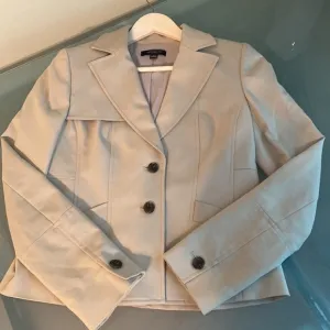 Like NEW Ann Taylor Notched Two Button Blazer Jacket with Stretch Size 2