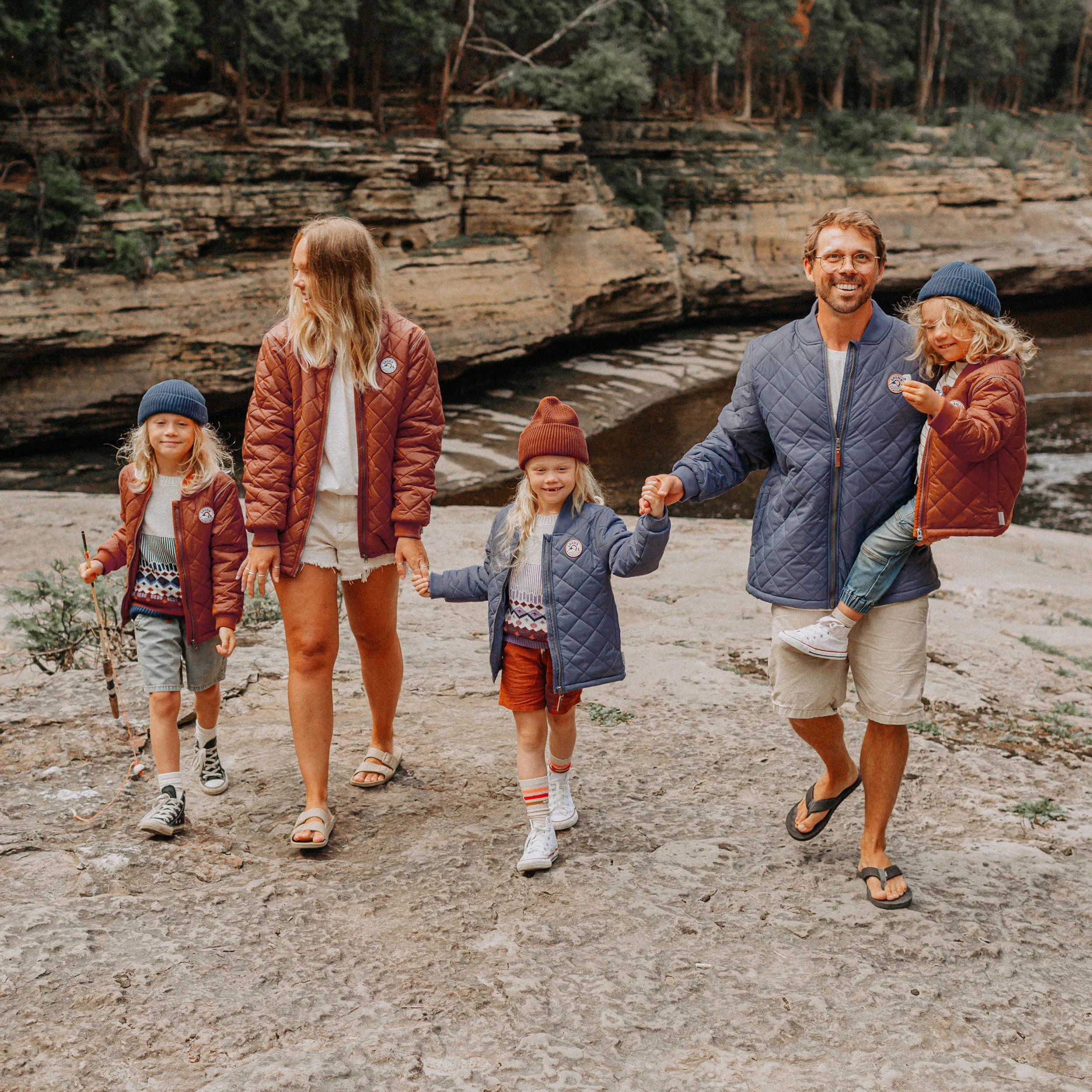 Manteau bleu acier matelassé en nylon, enfant || Steel blue coat in quilted nylon, child