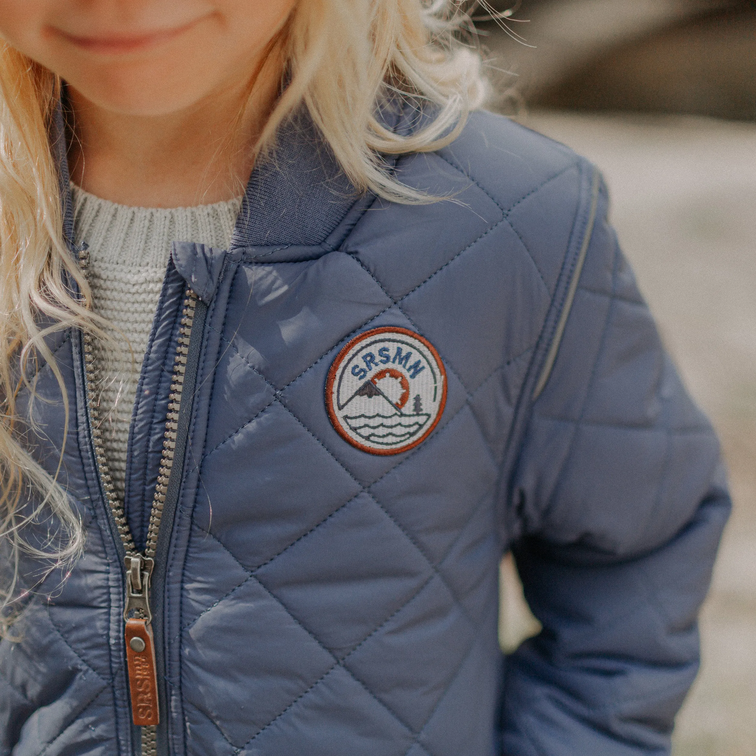Manteau bleu acier matelassé en nylon, enfant || Steel blue coat in quilted nylon, child