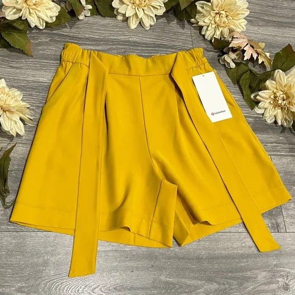 NWT woven flowy waist tie Noir Short 5.5&quot; honeycomb yellow. Size 10
