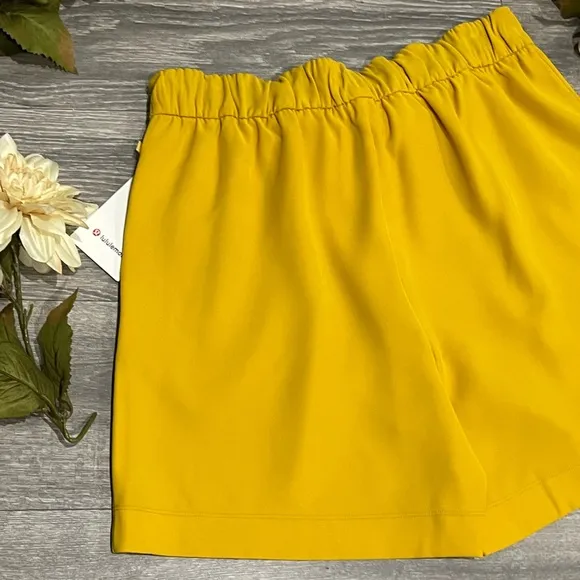 NWT woven flowy waist tie Noir Short 5.5&quot; honeycomb yellow. Size 10