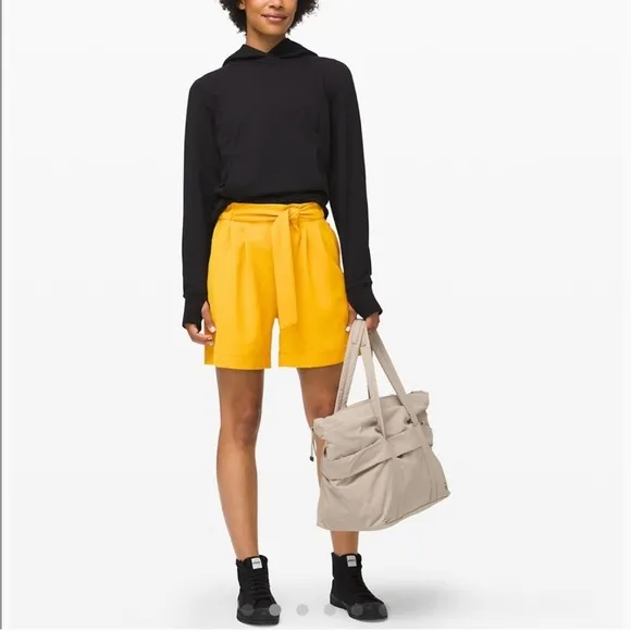 NWT woven flowy waist tie Noir Short 5.5&quot; honeycomb yellow. Size 10