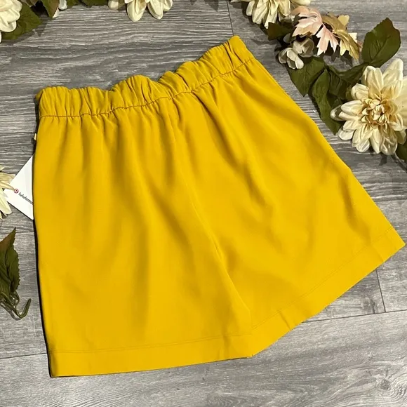 NWT woven flowy waist tie Noir Short 5.5&quot; honeycomb yellow. Size 10
