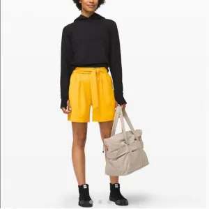 NWT woven flowy waist tie Noir Short 5.5&quot; honeycomb yellow. Size 10