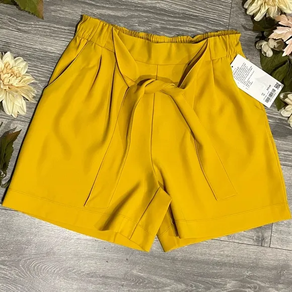 NWT woven flowy waist tie Noir Short 5.5&quot; honeycomb yellow. Size 10
