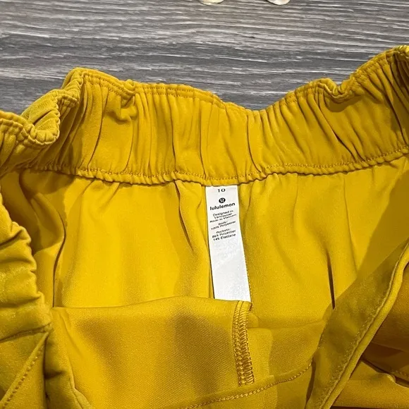 NWT woven flowy waist tie Noir Short 5.5&quot; honeycomb yellow. Size 10