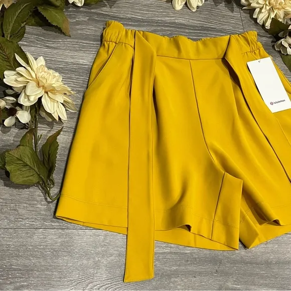 NWT woven flowy waist tie Noir Short 5.5&quot; honeycomb yellow. Size 10