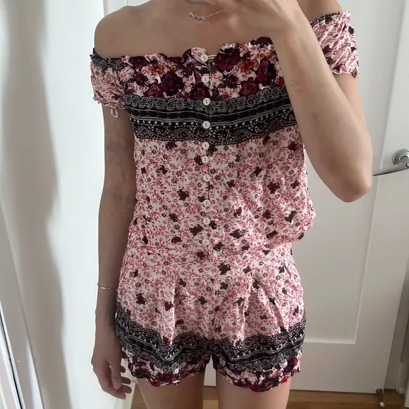 SET NWT LF Seek the label floral print crop top and shorts set