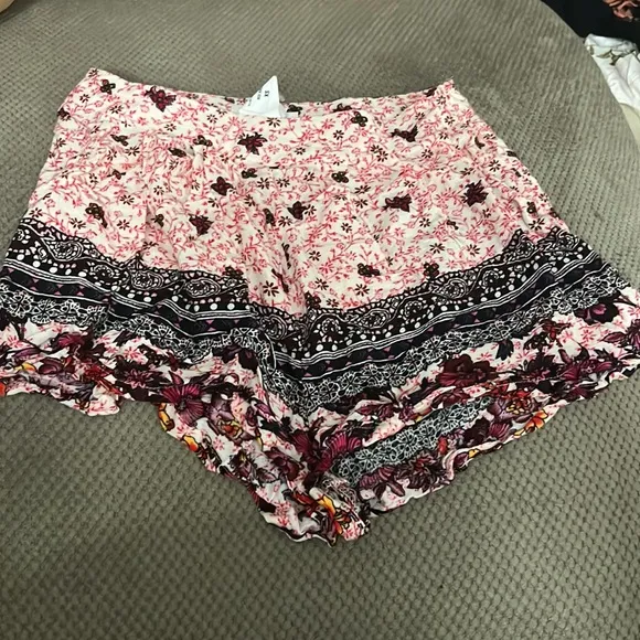 SET NWT LF Seek the label floral print crop top and shorts set