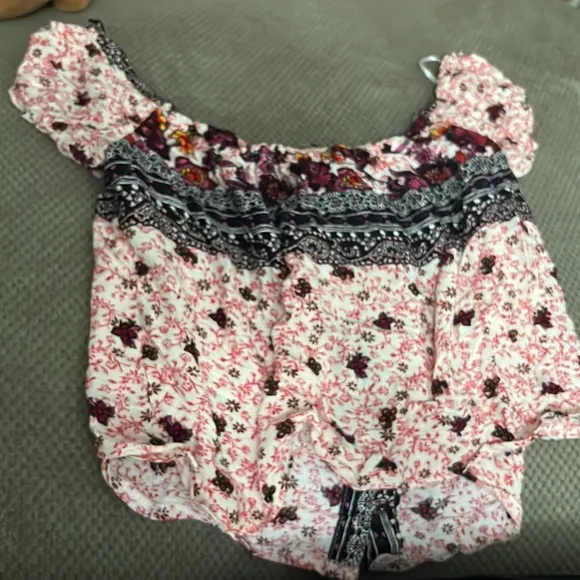 SET NWT LF Seek the label floral print crop top and shorts set