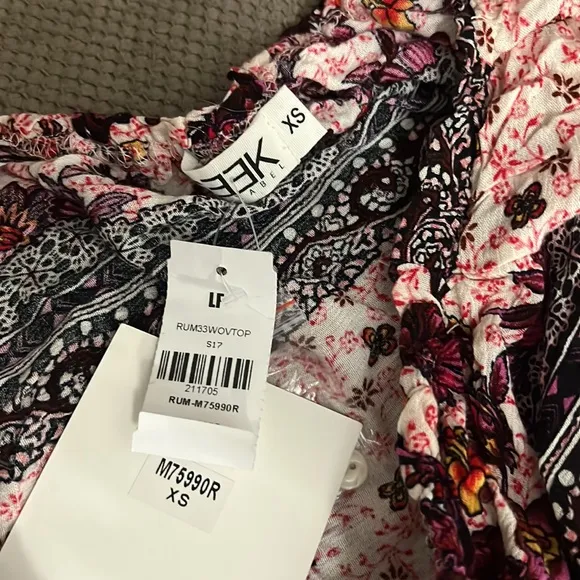 SET NWT LF Seek the label floral print crop top and shorts set