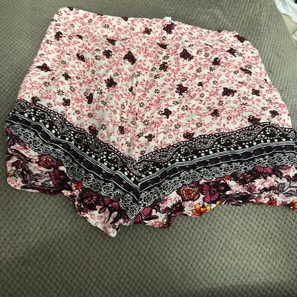 SET NWT LF Seek the label floral print crop top and shorts set