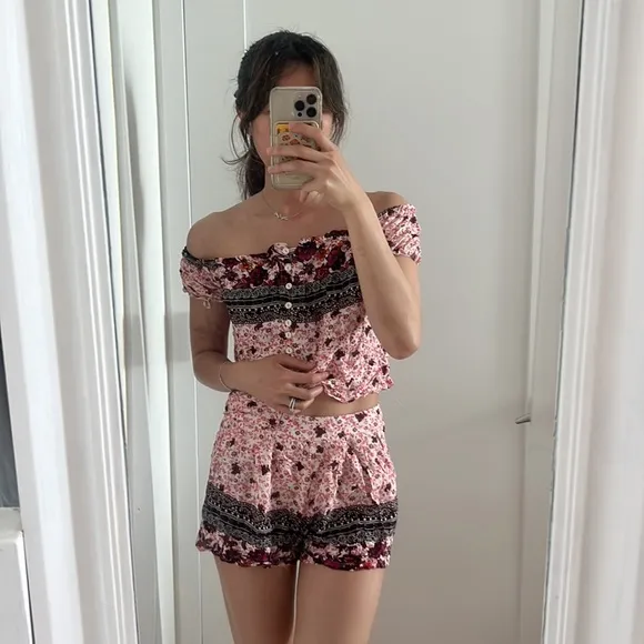 SET NWT LF Seek the label floral print crop top and shorts set