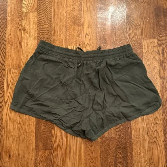 Splendid Women’s Green Flowy Shorts Size Medium
