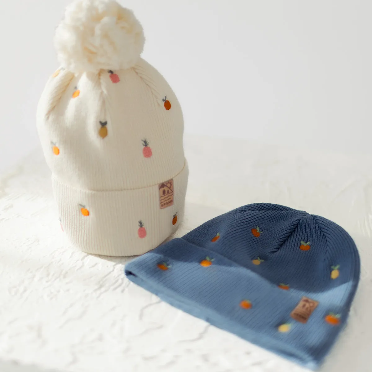 Tuque crème en tricot avec broderies fruitées, enfant || Cream knit beanie with fruity embroidery, child