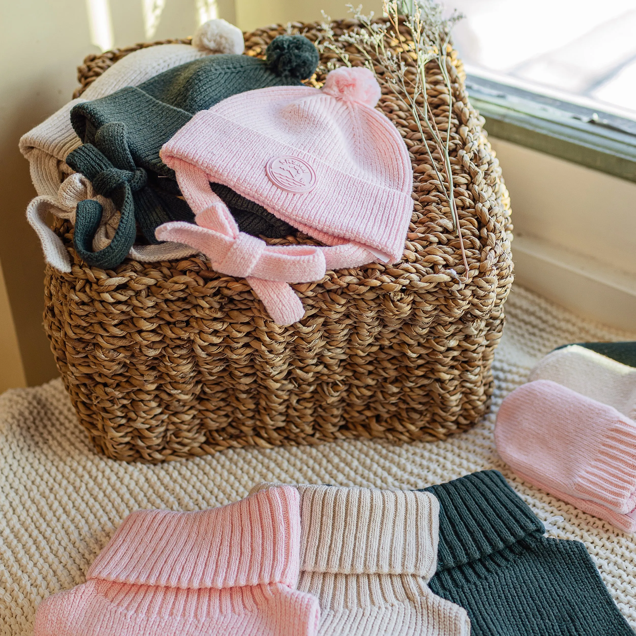 Tuque de maille rose pâle avec pompon, bébé || Light pink knitted toque with pompom, baby