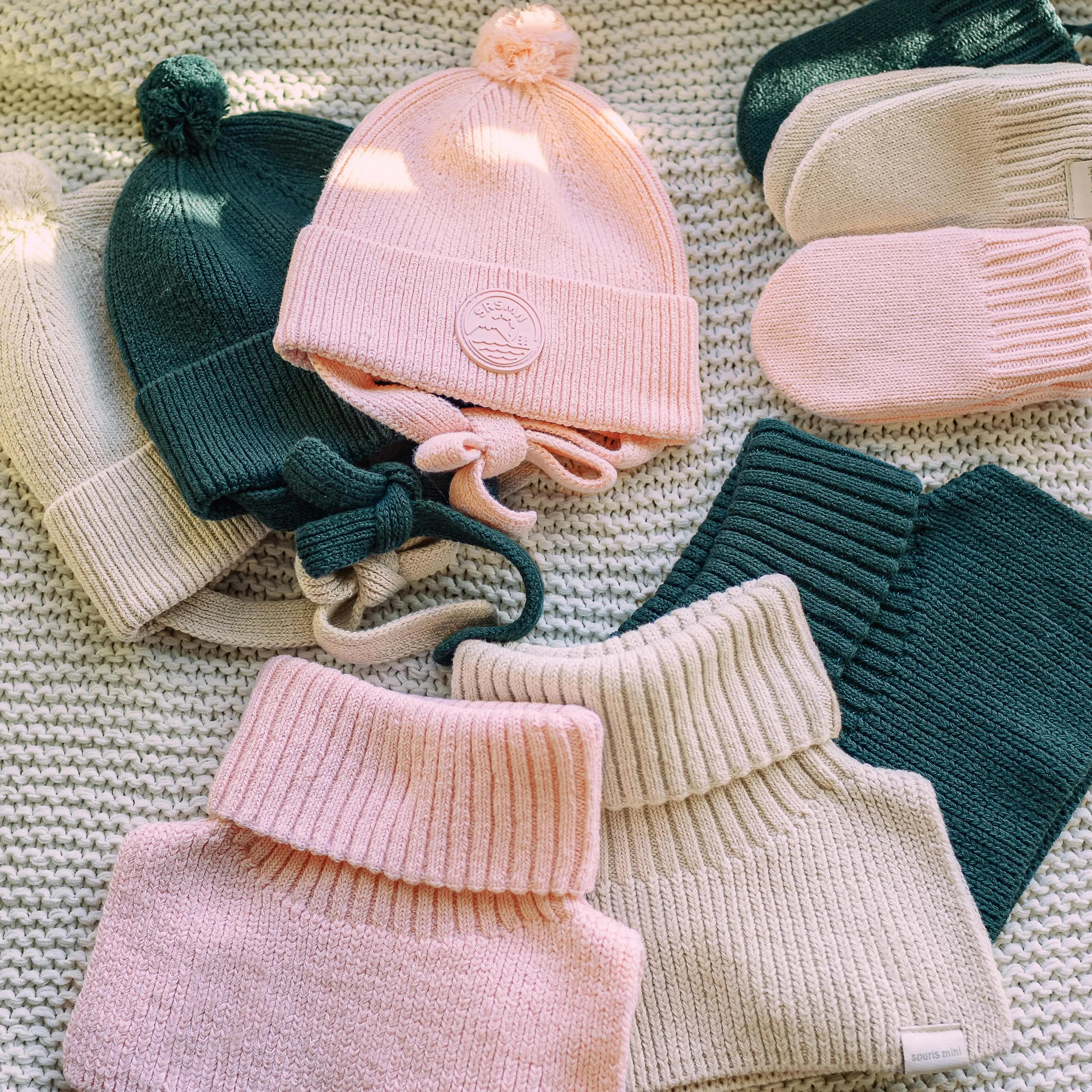 Tuque de maille rose pâle avec pompon, bébé || Light pink knitted toque with pompom, baby