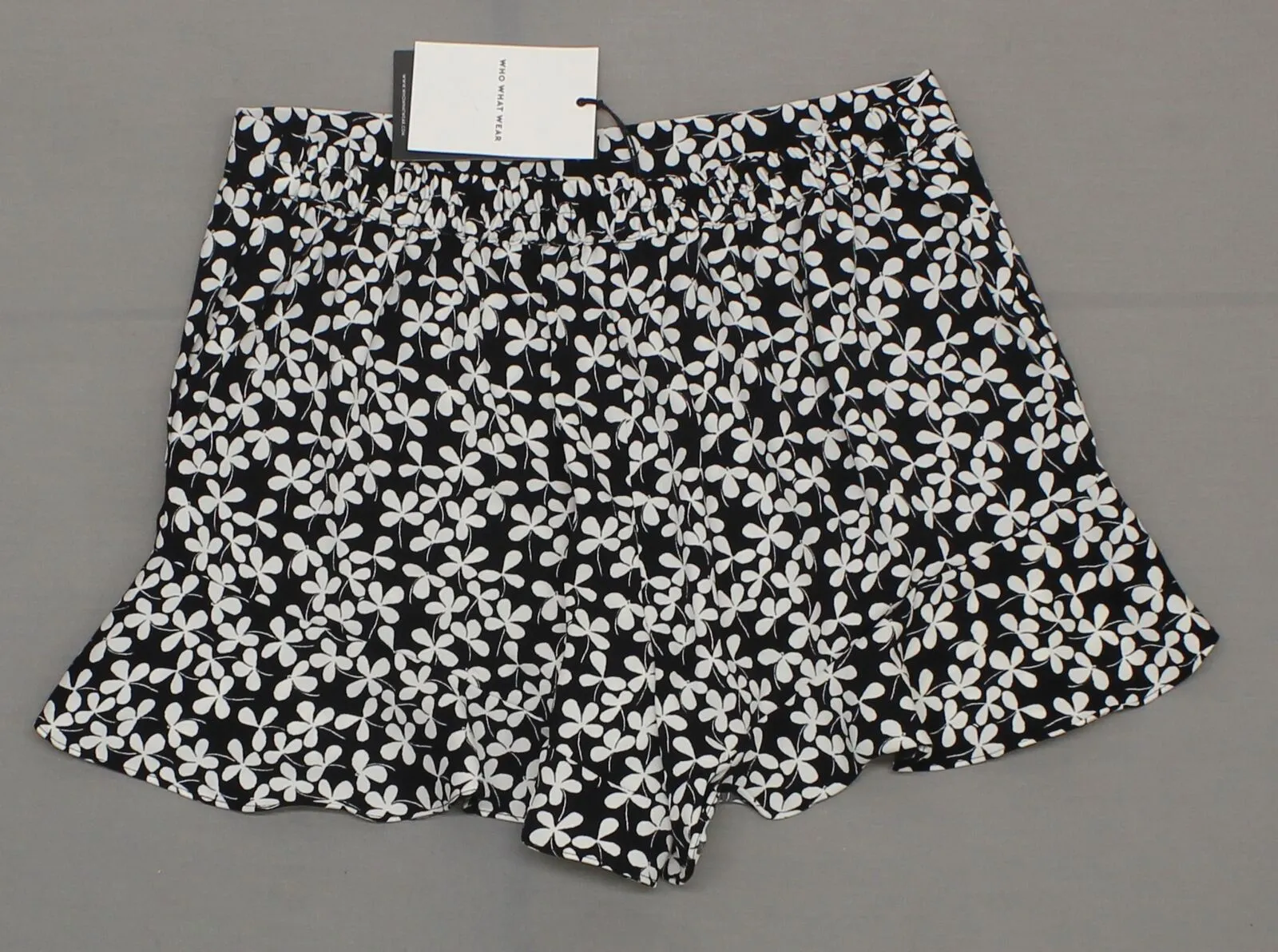 Who What Wear Women's Ruffle Hem Shorts with Pockets