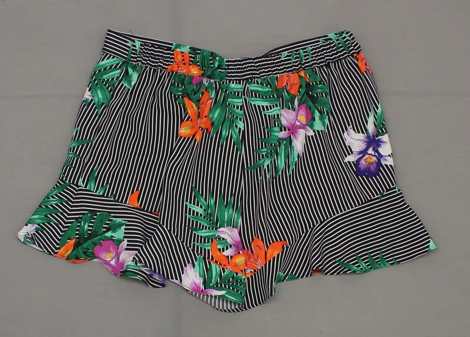 Who What Wear Women's Ruffle Hem Shorts with Pockets