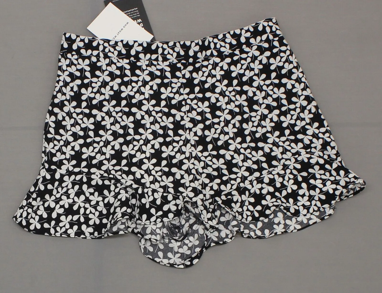 Who What Wear Women's Ruffle Hem Shorts with Pockets